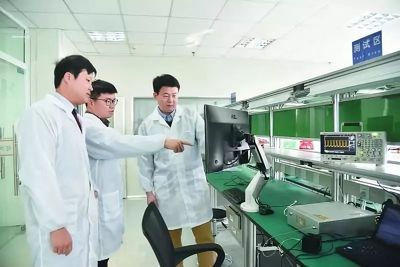 南京大学王枫秋研发超快激光光源 做全球最锋利激光刀